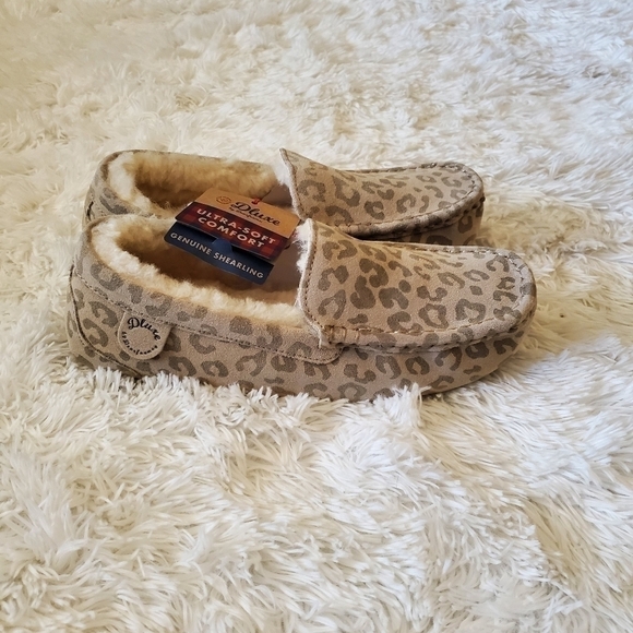 Women's dluxe by dearfoams Fernie Genuine Suede & Shearling Moccasin Slippers 11 - Picture 3 of 10